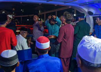 TRADISI ketuk-ketuk sahur di Kampung Pengkalan Rama Pantai, Melaka mencipta kelainan tahun ini apabila diadakan atas bot MRC.