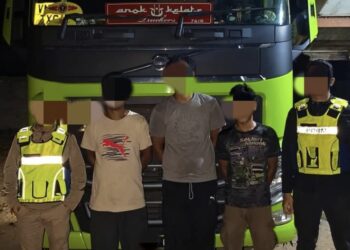 TIGA lelaki ditahan bagi membantu siasatan berkaitam rampasan kelapa yang cuba diseludup ke Thailand semasa serbuan di pangkalan haram dekat jalan Kasban, Tumpat, Kelantan