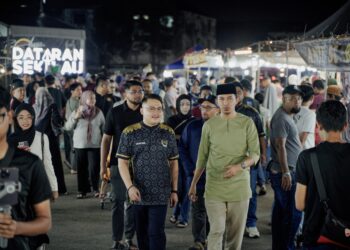 NIK Mohd. Ridzuan Kamarudin (kanan) dan Shafieq Johari (kiri) melakukan tinjauan mesra di Bazar Aidilfitri Madani Lestari dan Pintar 2025 di Dataran Sekilau di Kuantan, Pahang.