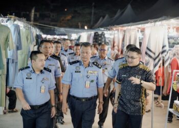 ABU HASAN Hussain (tengah) dan Shafieq Johari (kanan) pada Program Outreach Jabatan Penjara Pahang bersama Komuniti di Bazar Aidilfitri Madani Lestari dan Pintar 2025 di Dataran Sekilau di Kuantan, Pahang.