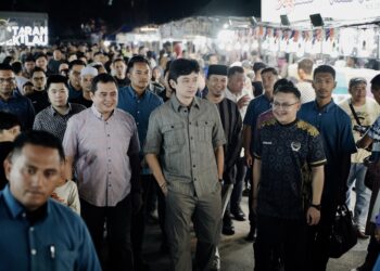 TENGKU HASSANAL Ibrahim Alam Shah (tengah) berkenan berangkat ke Bazar Aidilfitri Madani Lestari dan Pintar 2025 di Dataran Sekilau di Kuantan, Pahang. Turut serta Mohamad Nizar Najib (tiga dari kanan) dan Shafieq Johari (kanan).