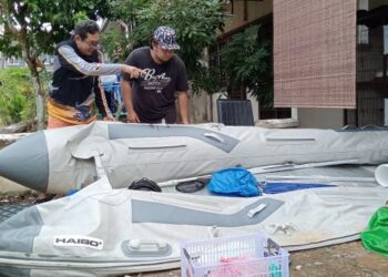 MOHD AFIQ Yuzaini dan bapanya menunjukkan bot getah yang banyak berjasa menyelamatkan murid sekolah yang terperangkap akibat banjir baru-baru ini.