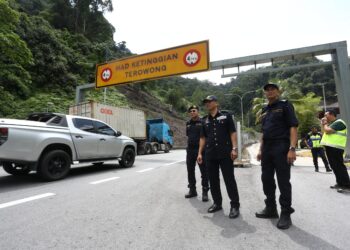 MOHAMMAD Yusoff Abustan (tengah) ketika tinjauan lalul lintas Operasi Hari Raya Aidilfitri berhampiran Pusat Kawalan Terowong Meru Menora hari ini. - UTUSAN/FOTO/MUHAMAD NAZREEN SYAH MUSTHAFA