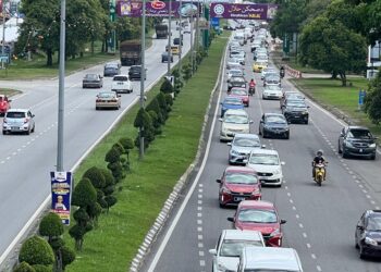 PERTAMBAHAN kenderaan perantau dapat dilihat  melalui Jalan Gua Musang-Kuala Krai, Gua Musang, Kelantan hari ini. - UTUSAN/AIMUNI TUAN LAH