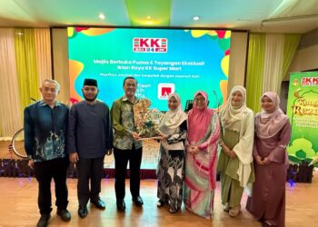 KK Chai menyampaikan cenderahati kepada wakil Yayasan Penyakit Alzheimer Malaysia (ADFM) dalam majlis berbuka puasa di Kelab Golf Negara Subang, Selangor.
