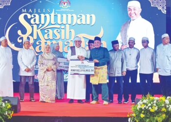 AHMAD Zahid Hamidi (tengah) menyampaikan Keuntungan Boleh Agih Akhir kepada wakil peserta Felcra pada majlis Pengiytiharan Keuntungan Boleh Agih Akhir Projek Peserta-Peserta Felcra Berhad Tahun 2024 di pekarangan Masjid Kampung Kuala Akob, Kuala Berang, Terengganu. – UTUSAN/PUQTRA HAIRRY