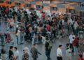 KEADAAN KLIA2 yang sesak dengan orang ramai yang ingin pulang ke kampung halaman dengan memilih mod pengangkutan udara. – UTUSAN/FAIZ ALIF ZUBIR
