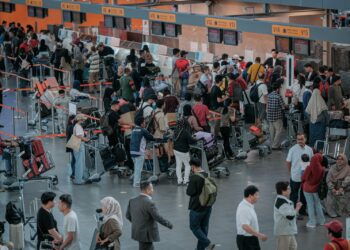 KEADAAN KLIA2 yang sesak dengan orang ramai yang ingin pulang ke kampung halaman dengan memilih mod pengangkutan udara. – UTUSAN/FAIZ ALIF ZUBIR