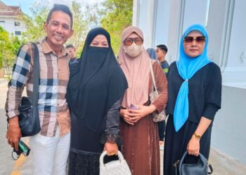 ZAHARAH Mamat (dua kiri) bersyukur Eda Ezrin dibebaskan daripada tuduhan miliki dadah oleh Mahkamah Narathiwat, Thailand. - UTUSAN/YATIMIN ABDULLAH