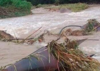 KEADAAN jambatan besi yang runtuh dan hanyut dibadai Sungai Balar di Pos Balar, Gua Musang, Kelantan. - IHSAN PENDUDUK