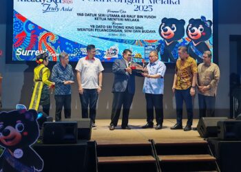 AB Rauf Yusoh menyampaikan cenderahati berupa konda kondi kepada Menteri Pelancongan, Seni dan Budaya, Datuk Seri Tiong King Sing pada Program Libat Urus Bersama Penggiat Industri Pelancongan Melaka 2025 hari ini.-UTUSAN/AMRAN ALI.
