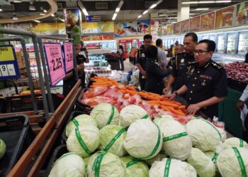 KAMALLUDIN Ismail (kanan) mengetuai tinjauan pelaksanaan Skim Harga Maksimum Musim Perayaan (SHMMP) Hari Raya Puasa 2025 di Mydin Meru, Ipoh, Perak hari ini.-UTUSAN