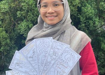 FATHIN Nabila mengakui kad raya masih menjadi pilihan orang ramai bersempena Aidilfitri. – UTUSAN/AFIERA ZULAIERA MOHD. KHAIRULAZMI