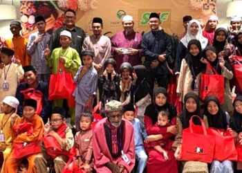 NOR AFENDI Mohd. Razlan (belakang, lima dari kiri) bergambar bersama wakil Sri Nona Foods dan ahli kumpulan Fraser & Neave Holdings Bhd. serta anak-anak yatim dari Persatuan Kebajikan Ehsan Ash-Shakur dalam majlis berbuka puasa di kelab golf itu kelmarin.
