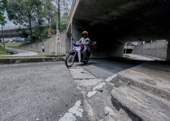 SEORANG
penunggang motosikal (kiri) memilih tidak menggunakan laluan khas motosikal yang telah disediakan ketika tinjauan di Lebuhraya Persekutuan, Petaling  Jaya. 
– MINGGUAN/SYAKIR RADIN
