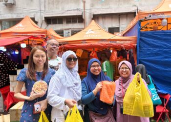 ORANG ramai tidak melepaskan peluang membeli kuih raya yang dijual secara borong di Bazar Aidilfitri Jalan Tuanku Abdul Rahman, Kuala Lumpur. – MINGGUAN/ANEES RAUDHAH AZMAN
