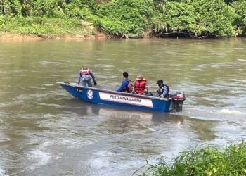 OPERASI pencarian lelaki Orang Asli yang dikhuatiri lemas memasuki hari ketiga di Sungai Perlus, Kampung Chenein, Lasah di Sungai Siput hari ini. - UTUSAN