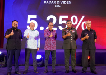 MOHAMED Khalid Nordin (tengah), Panglima Angkatan Tentera, Datuk Mohd Nizam Jaffar (dua dari kanan) bersama barisan pimpinan LTAT pada majlis  pengumuman kadar dividen LTAT bagi Tahun Kewangan 2024 di Kuala Lumpur di sini, semalam.-UTUSAN/ISKANDAR ISHAK
