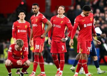 Pemain-pemain Liverpool kecewa selepas gagal meneruskan saingan Liga Juara-Juara tewas kepada Paris Saint-Germain (PSG) dalam penentuan sepakan penalti di Anfield, semalam. – AFP