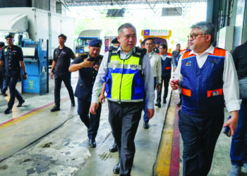 ANTHONY Loke Siew Fook (tengah) mengadakan tinjauan ke Pusat Pemeriksaan Kenderaan Berkomputer (PUSPAKOM) Wangsa Maju, Kuala Lumpur, semalam.-UTUSAN/SHIDDIEQIIN ZON