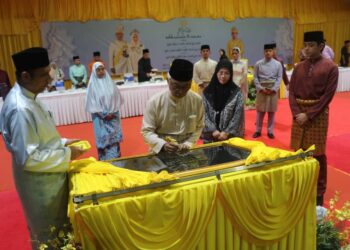 AL SULTAN ABDULLAH berkenan merasmikan Masjid  Baharu  Saidina Umar Al-Khattab Kampung Teluk Ira Temerloh, Pahang.