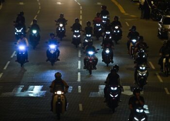 Menunggang motosikal secara berkumpulan dengan bunyi ekzos yang bingit pada awal pagi adalah antara ciri Mat Rempit di Jalan Raja Laut, Kuala Lumpur, baru-baru ini. – UTUSAN/SYAKIR RADIN