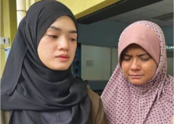 Mimi Sabrina Yusuf (kanan) bersama seorang ahli keluarganya sugul ketika ditemui di Hospital Enche Besar Hajjah Khalsom (HEBHK) Kluang, semalam.
