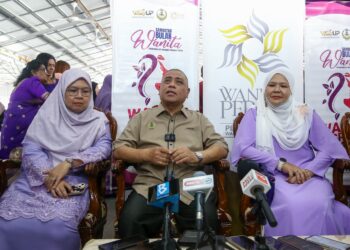 SAARANI Mohamad (tengah) dalam sidang akhbar sempena majlis sambutan Hari Wanita peringkat negeri Perak 2025 di Laman Seri Ridzuan, Ipoh.  - UTUSAN/MUHAMAD NAZREEN SYAH MUSTHAFA