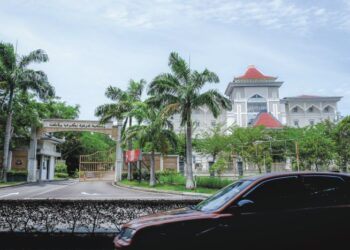 MAHKAMAH syariah perlu lebih bertaring supaya orang ramai gerun untuk menghina agama suci  Islam.