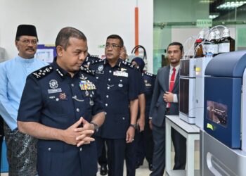 Timbalan Ketua Polis Negara, Datuk Seri Ayob Khan ketika melawat makmal CSI pada Mesyuarat Projek Kerjasama Strategik Untuk Aktiviti Pendidikan dan Penyelidikan Dalam Bidang Sains Forensik Antara PDRM dan UKM di Universiti Kebangsaan Malaysia, Bangi di sini hari ini. UTUSAN/SYAKIR RADIN