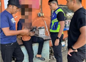 WARGA asing ditahan kerana menggunakan  MyKad milik orang lain kepada anggota PDRM di kawasan Batu 5, Jalan Apas, semalam-IHSAN IPD TAWAU