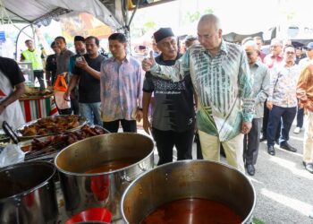 SULTAN Nazrin Muizzuddin Shah mengunjungi bazar Ramadan Stadium Perak di Ipoh hari ini. - UTUSAN/MUHAMAD NAZREEN SYAH MUSTHAFA