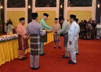 SULTAN Nazrin Muizzuddin Shah menerima penyerahan bayaran zakat perniagaan daripada empat syarikat di Istana Iskandariah Kuala Kangsar  semalam. - UTUSAN/IHSAN MAIPk