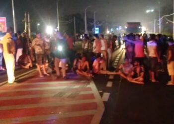 WARGA Nepal yang merusuh  di hadapan kilang di Jalan Changkat Jong, Teluk Intan  semalam. - UTUSAN