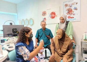DR. K.  Sangeeta memeriksa dan memberikan penerangan kepada Astiah Yaakob sambil diperhatikan Mohd. Nor Saad (tengah) di Hospital Columbia Asia, Seremban, semalam. – UTUSAN/NOR AINNA HAMZAH