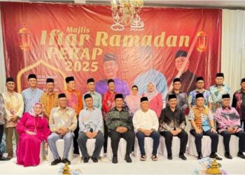 MOHD. SOFFI ABD. RAZAK (duduk, tiga kanan) bersama barisan kepimpinan Persatuan Anak-Anak Pahang di Ibu Kota pada majlis iftar di Kuala Lumpur.