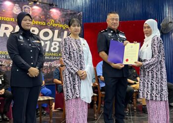 SIK Choon Foo menyerahkan sijil penghargaan kepada seorang ahli Persatuan Keluarga Polis (PERKEP) di Dewan Tanjung, IPD Gua Musang, Kelantan. - .UTUSAN/AIMUNI TUAN LAH
