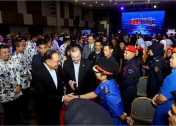 ANWAR Ibrahim bersalaman dengan kakitangan Lembaga Hasil Dalam Negeri ketika menghadiri sambutan Hari Hasil Ke-29 di Cyberjaya, semalam. – UTUSAN/ FAISOL MUSTAFA