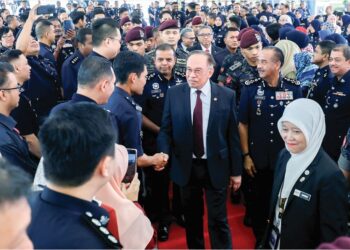 ANWAR Ibrahim beramah mesra dengan anggota polis ketika hadir pada Sambutan Peringatan Hari Polis
Ke-218 di Pusat Latihan Polis Kuala Lumpur, semalam. Turut hadir, Ketua Polis Negara, Tan Sri Razarudin
Husain. - UTUSAN/ SHIDDIEQIIN ZON