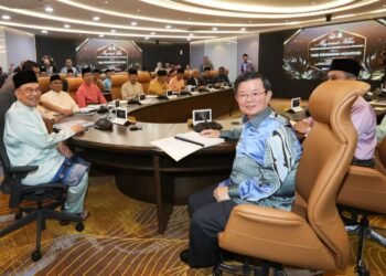 ANWAR Ibrahim (kiri) bersalaman dengan Chow Kon Yeow ketika menghadiri menghadiri mesyuarat khas pembangunan Pulau Pinang, di Bayan Lepas, Pulau Pinang.