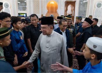 ANWAR Ibrahim beramah mesra dengan orang ramai selepas solat Jumaat di Pangkalan TUDM Subang. Turut hadir, Menteri Pertahanan, Datuk Seri Mohamed Khalid Nordin dan Panglima Angkatan Tentera, Jeneral Datuk Mohd. Nizam Jaffar.