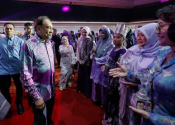 ANWAR Ibrahim beramah mesra dengan hadirin pada Majlis
Sambutan Hari Wanita Antarabangsa 2025 di WTC Kuala Lumpur
semalam. – MINGGUAN/SHIDDIEQIIN ZON