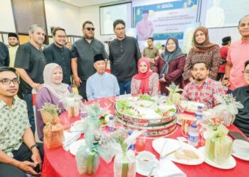 MUHYIDDIN Yassin berucap pada majlis Iftar Presiden Bersatu bersama media di Rumah Kelab Persatuan Alumni Universiti Malaya (PAUM), semalam. - UTUSAN/FARIZ RUSADIO