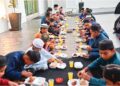 SEBAHAGIAN kanak-kanak yang menyertai program berbuka puasa dan tarawih di Pondok Ngaji Abu Bakrin, Kampung Kebor Air, Manir, Kuala Terengganu. – UTUSAN/PUQTRA HAIRRY ROSLI