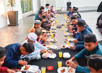 SEBAHAGIAN kanak-kanak yang menyertai program berbuka puasa dan tarawih di Pondok Ngaji Abu Bakrin, Kampung Kebor Air, Manir, Kuala Terengganu. – UTUSAN/PUQTRA HAIRRY ROSLI