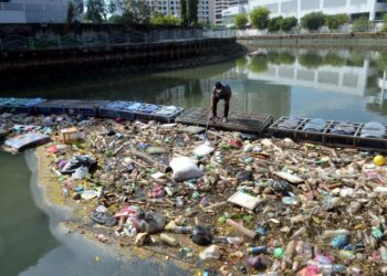 MEMBUANG sampah merata-rata merupakan antara contoh kesalahan harian yang yang menunjukkan masalah defisit integriti.