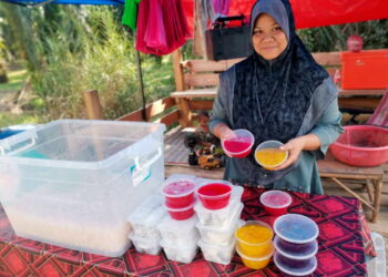 ROSMAHWATI Kamalruzaman menjual buah kabung di gerainya di Kampung Pulau Juar, Pasir Salak, Perak. - UTUSAN/AIN SAFRE BIDIN