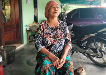 TIFAH Mat Jaab menyatakan kesedihan terhadap nasib adiknya yang dihilang sejak Julai lalu ketika ditemui di Pantai Remis, Perak. – UTUSAN/AIN SAFRE BIDIN