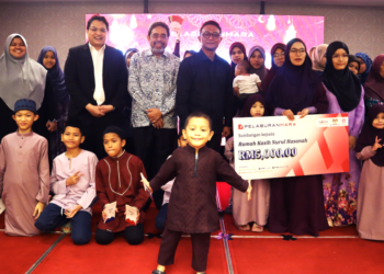 DATUK Mohd. Idzwan Izuddin Ab Rahman, Datuk Mohamad Razali Mohamad Rahim (dua dari kiri) dan Datuk Zulfikri Osman (tiga dari kiri) menyampaikan sumbangan korporat kepada Nadhirah Mad (Pengurus Pusat Jagaan Rumah Kasih Nurul Hasanah) sempena Majlis Iftar Pelaburan MARA semalam.