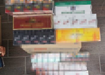 ROKOK tanpa cukai yang dirampas dalam operasi Op Kontraban di sebuah pasar mini di Jalan Bagan Datoh, Hutan Melintang semalam. - UTUSAN